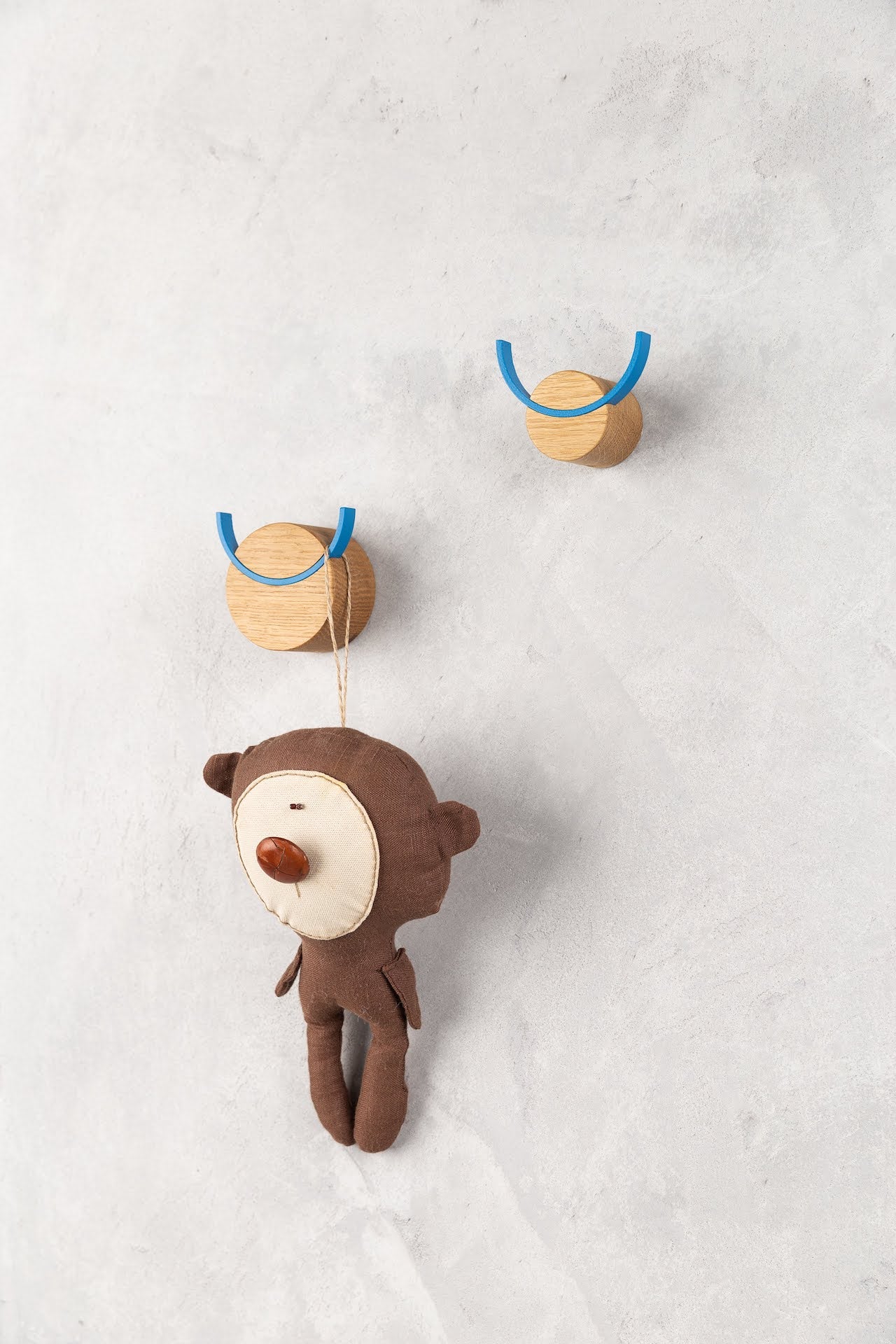 HJORT wall hook oak, blue painted steel (size M)