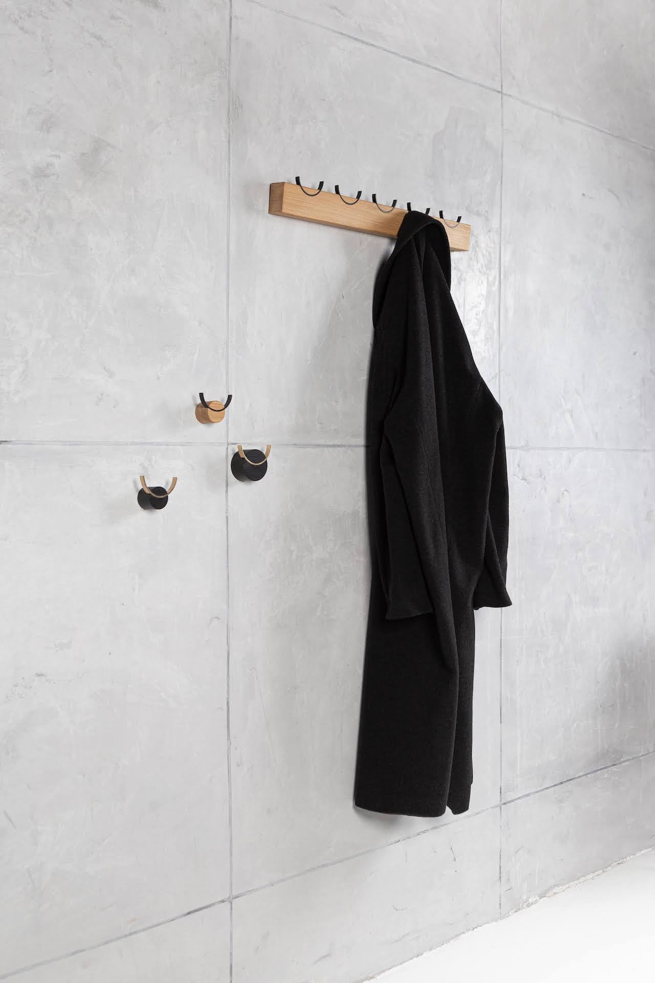 HJORT knagg i eiketre, svartmalt stål (str.M)