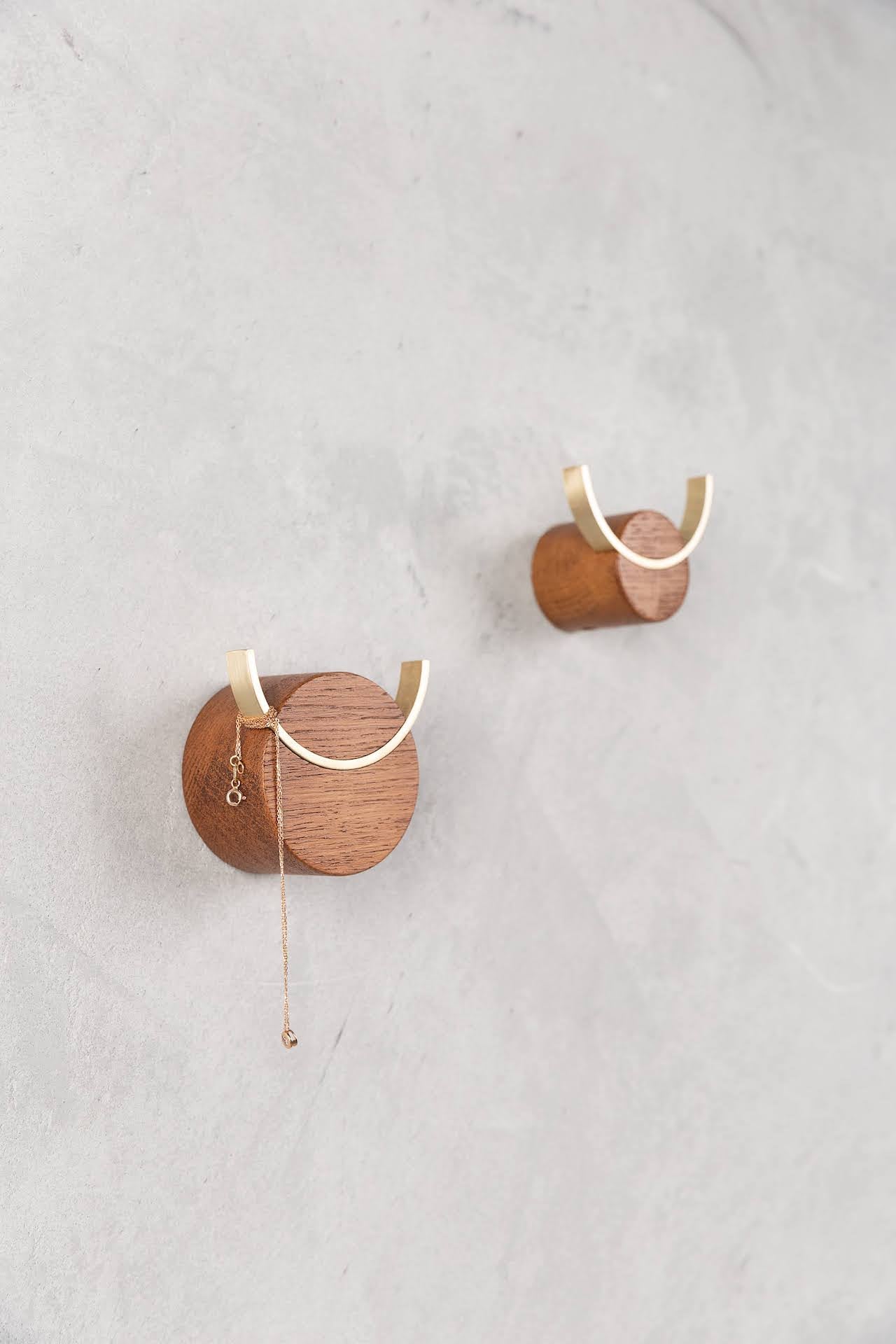 HJORT hook walnut-coloured oak, brass (Size M)