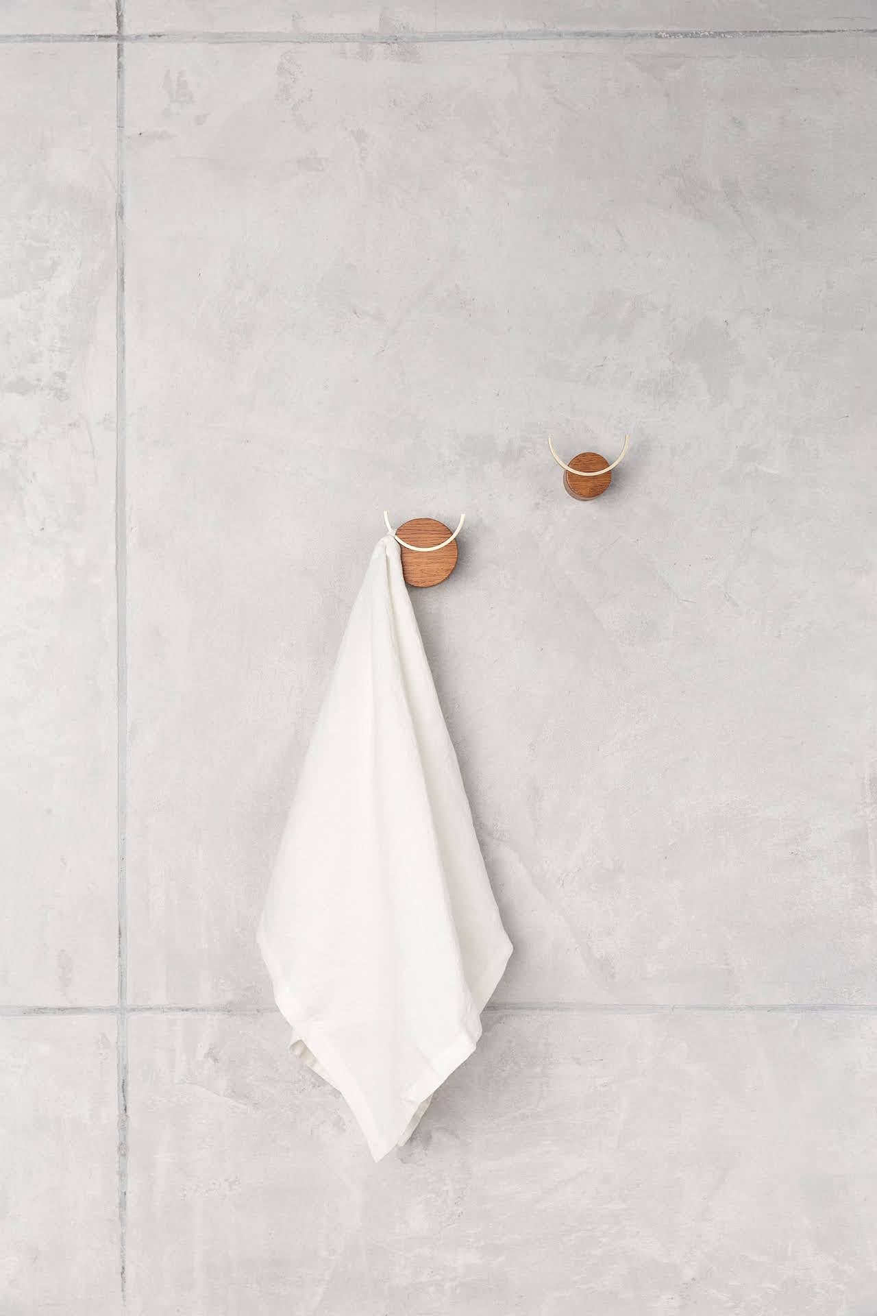 HJORT hook walnut-coloured oak, brass (Size M)