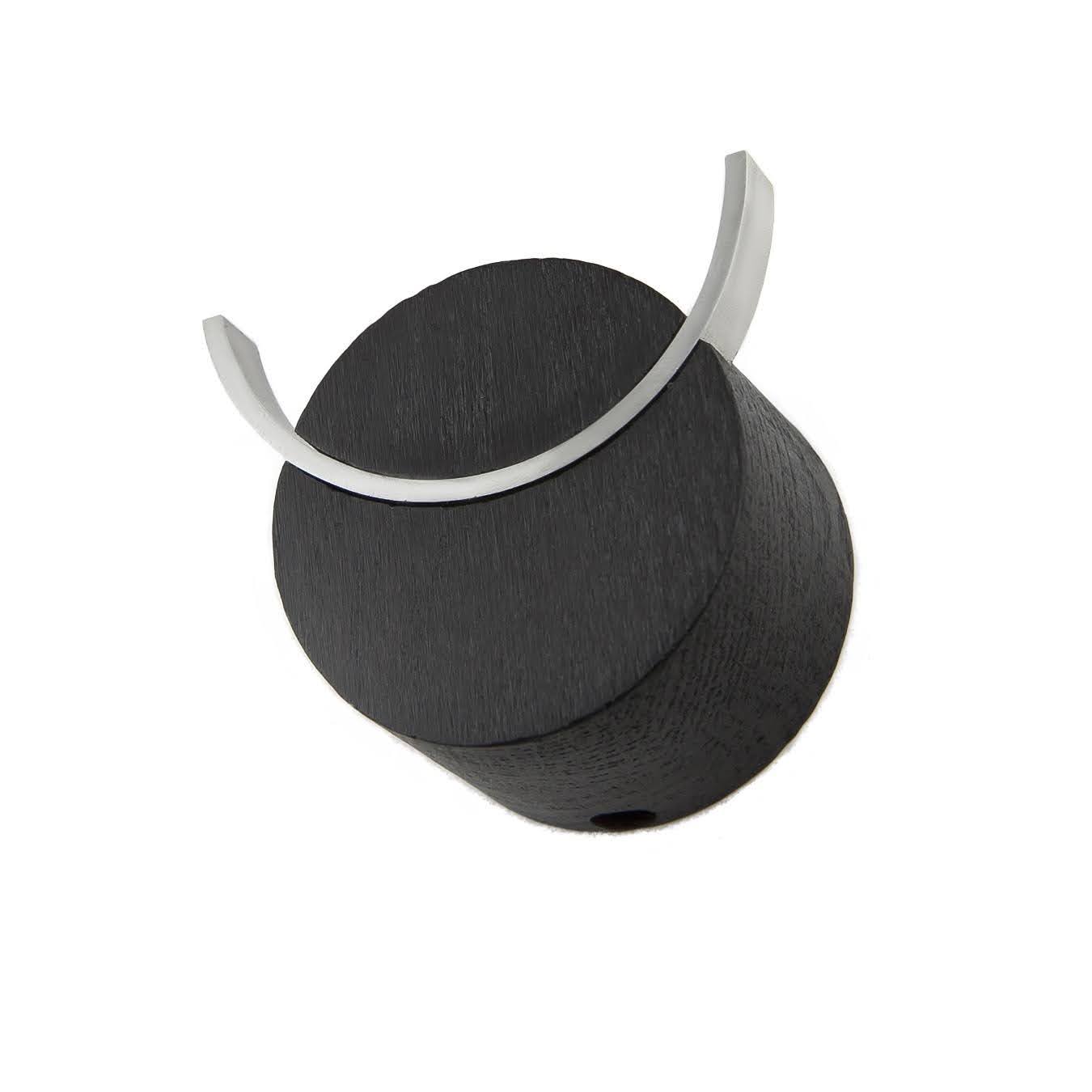 HJORT knagg i svartmalt eiketre, rustfritt stål (str.M)