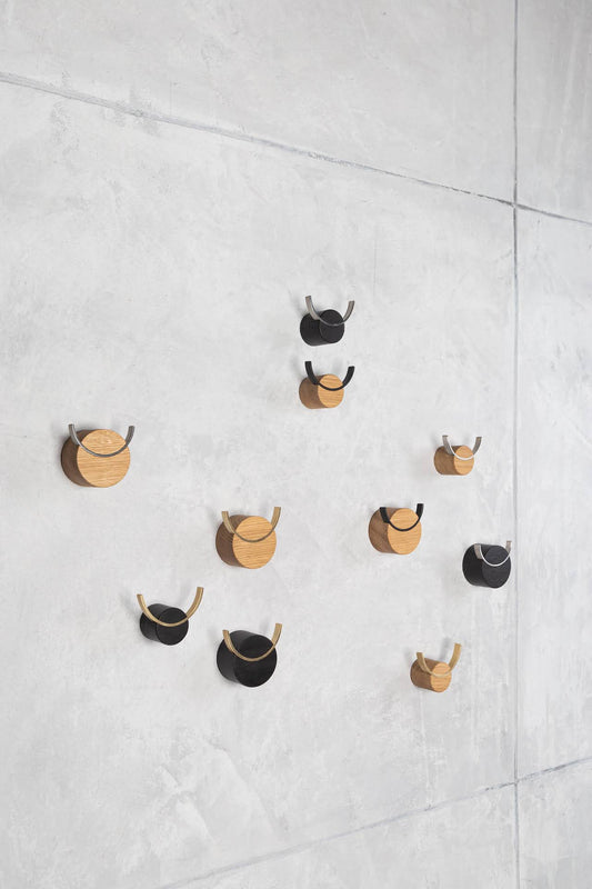 HJORT wall hook oak, brass (size S)