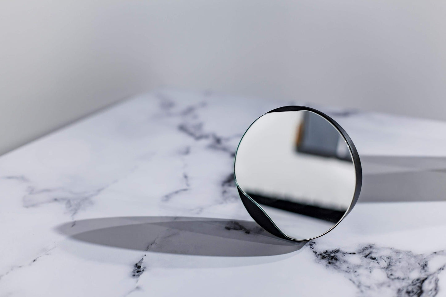 VANNPYTT bordspeil, svartmalt eiketre. Diameter 17 cm