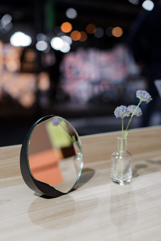 VANNPYTT bordspeil, svartmalt eiketre. Diameter 17 cm