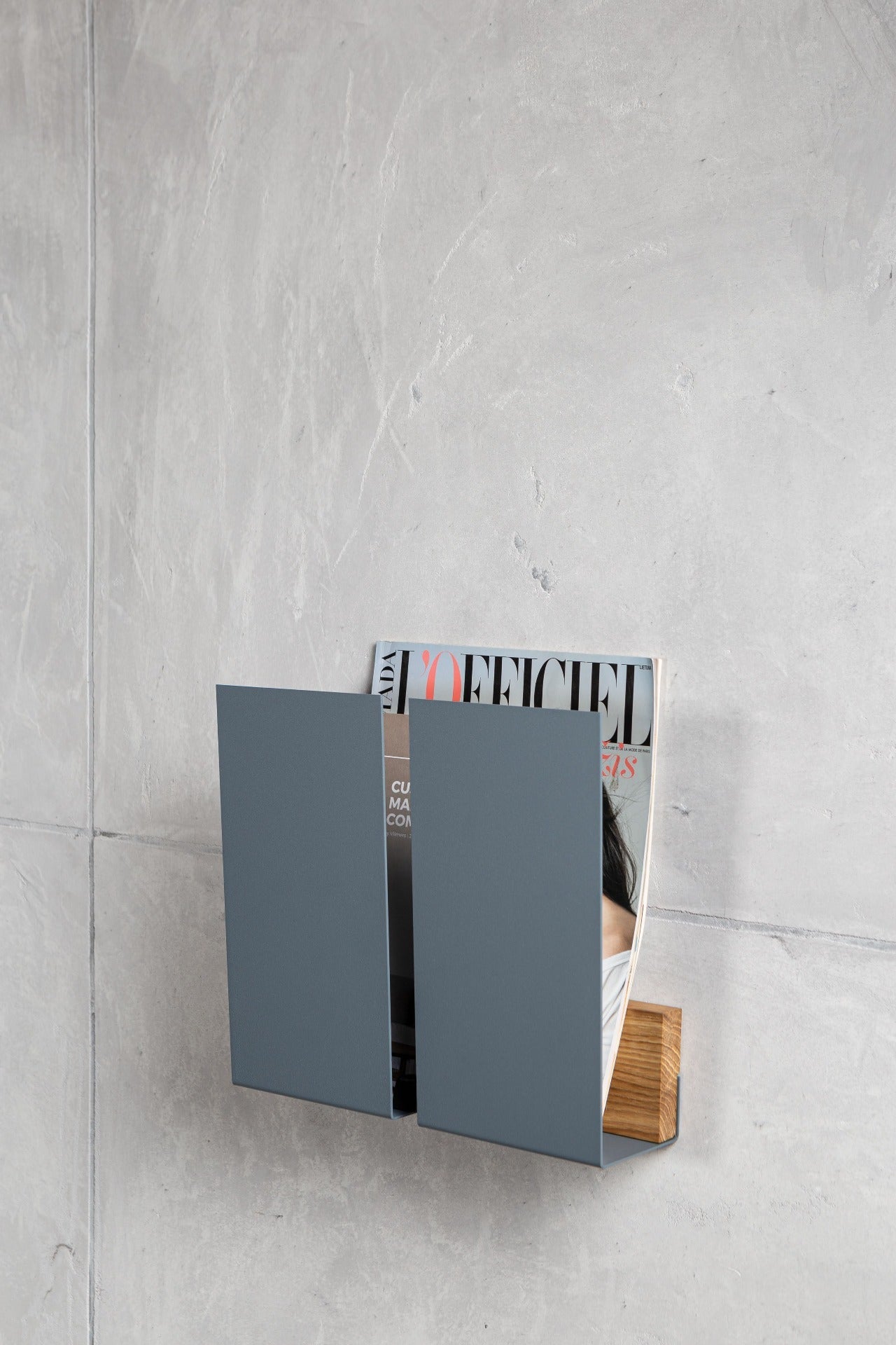 VINGER veggmagasinholder. Eiketre, pulverlakkert stål (grå).