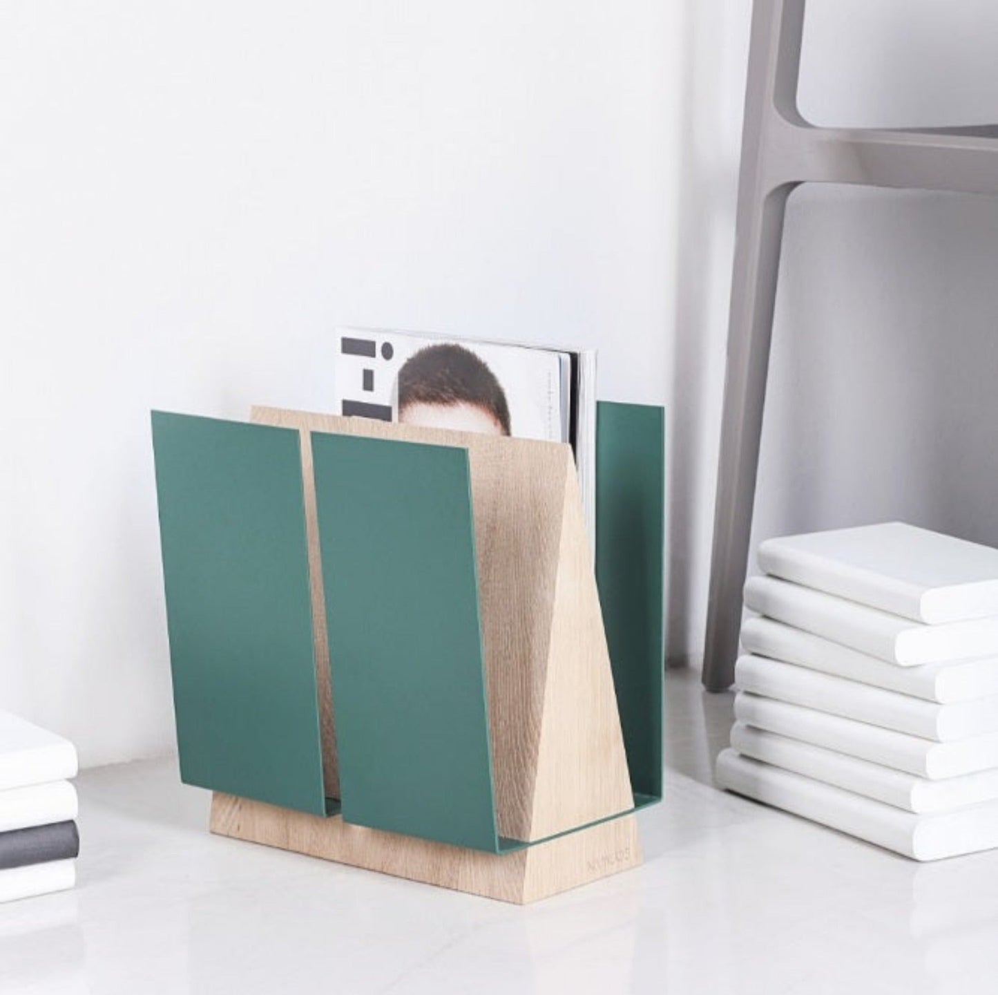 VINGER magasinholder. Eik, finer, pulverlakkert stål (grønn).