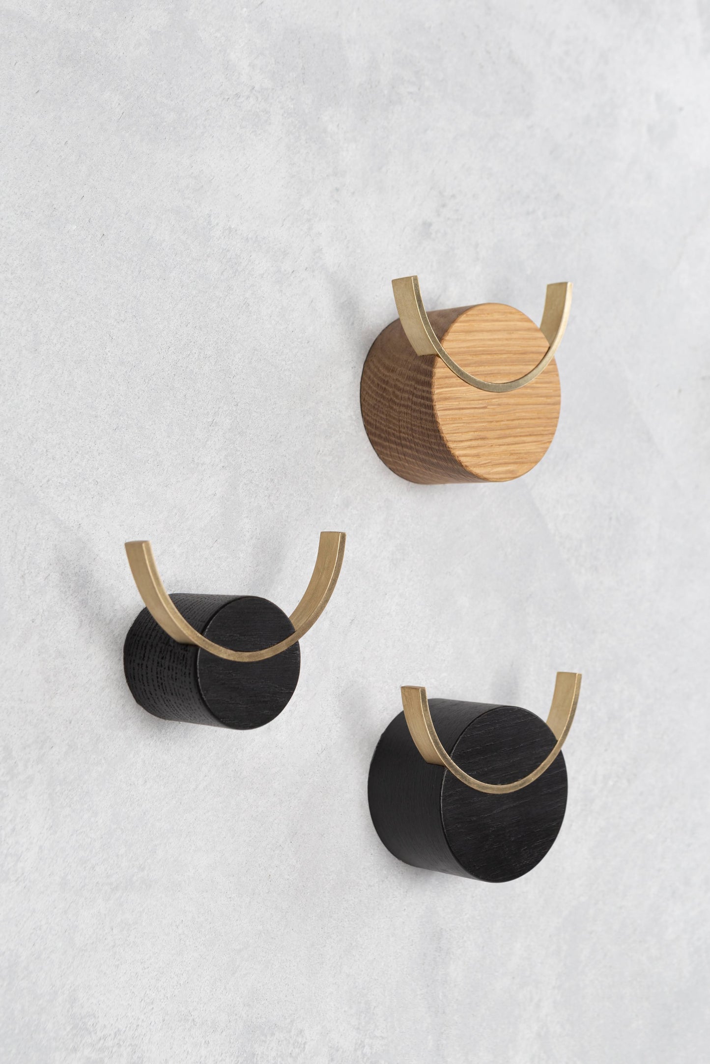 HJORT wall hook oak, brass (size S)