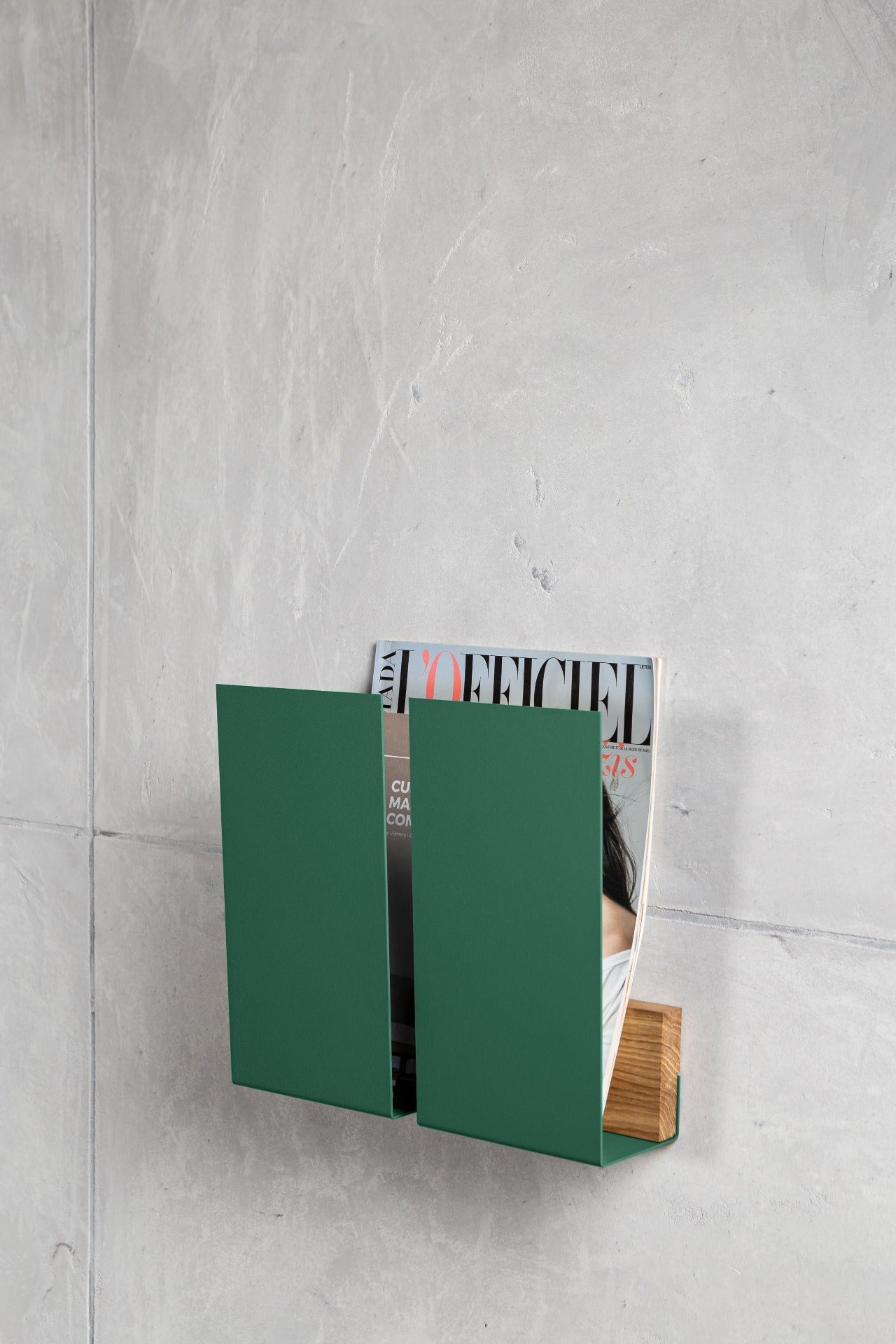 VINGER veggmagasinholder. Eiketre, pulverlakkert stål (grønn).