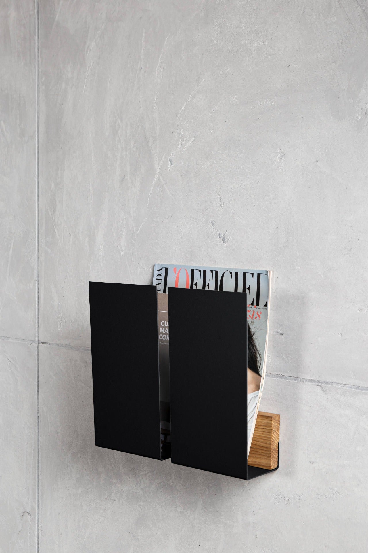 VINGER veggmagasinholder. Eiketre, pulverlakkert stål (svart).