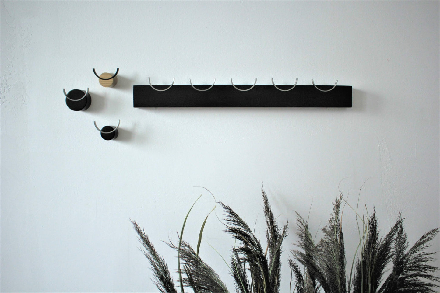 HJORT knaggrekke i rustfritt stål med 10 knagger, svartmalt eiketre