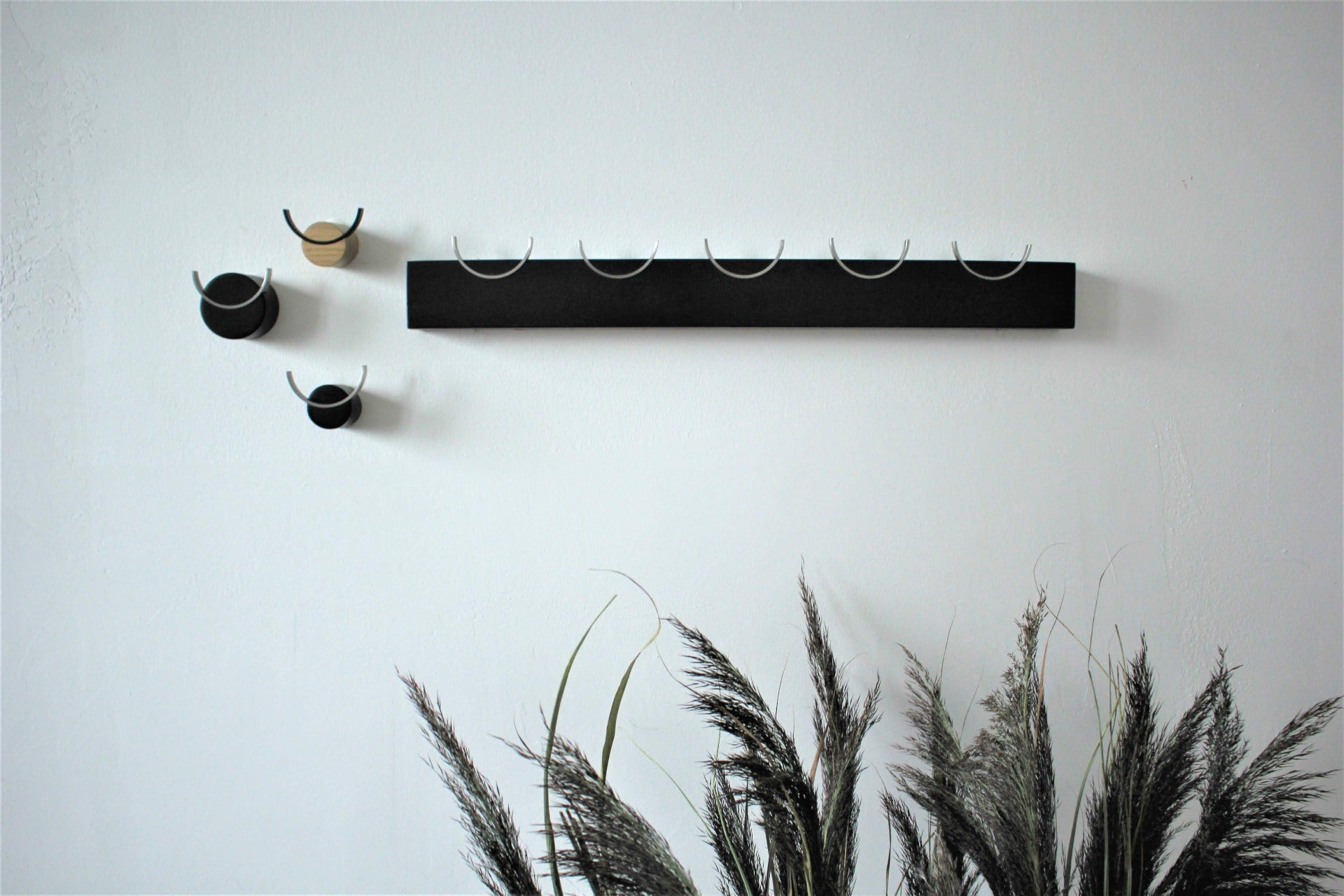 HJORT knaggrekke i rustfritt stål med 10 knagger, svartmalt eiketre