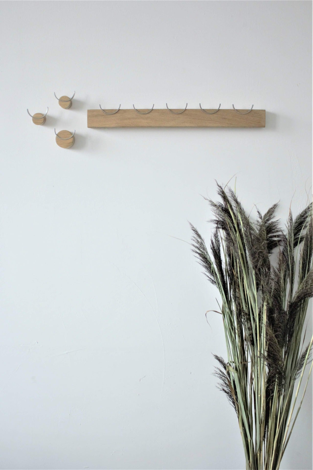 HJORT knaggrekke i rustfritt stål med 10 knagger, eiketre