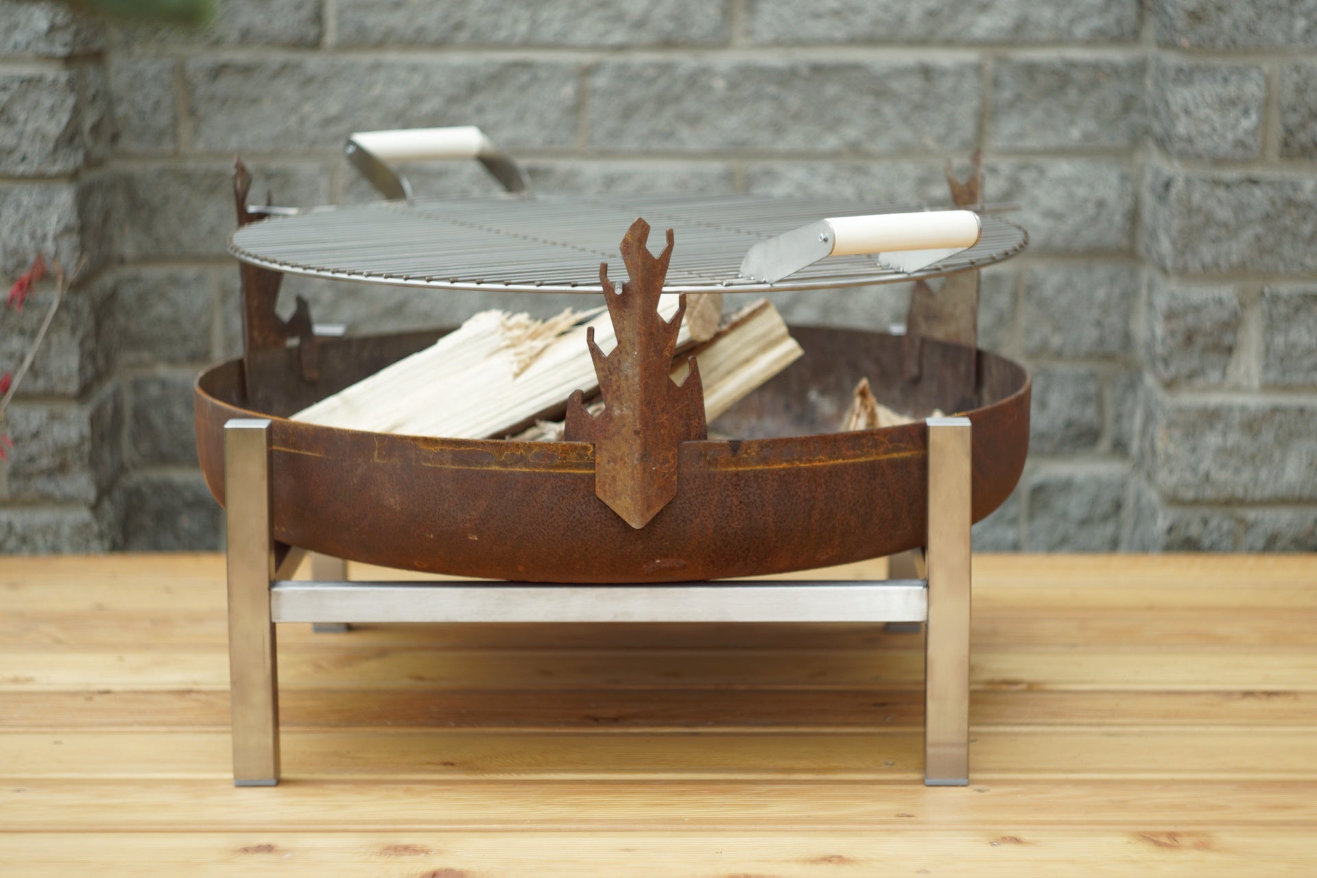 CRATE solid kort bålpanne med rustfritt bein og grillrist, størrelse M