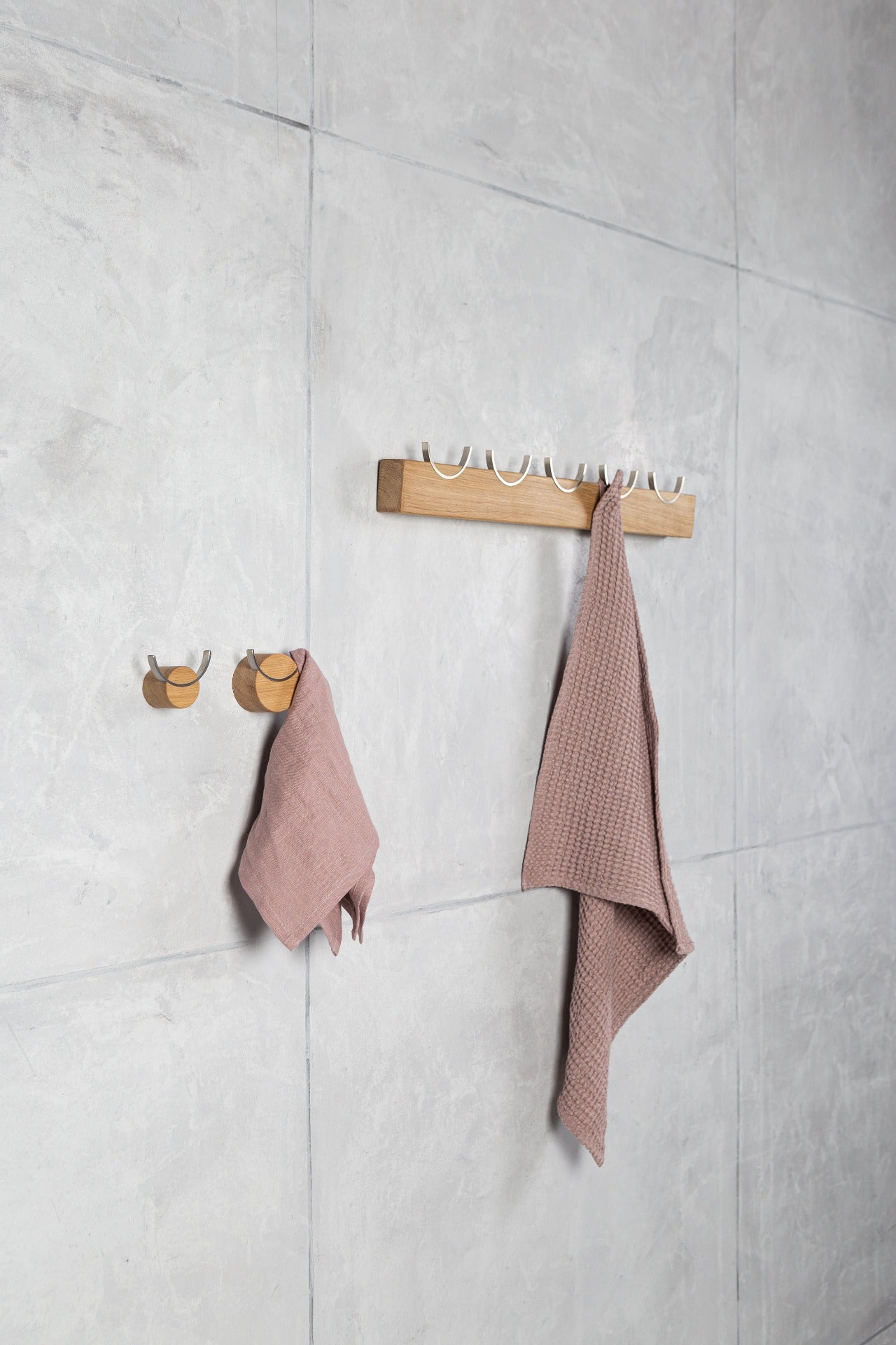 HJORT knaggrekke i rustfritt stål med 10 knagger, eiketre