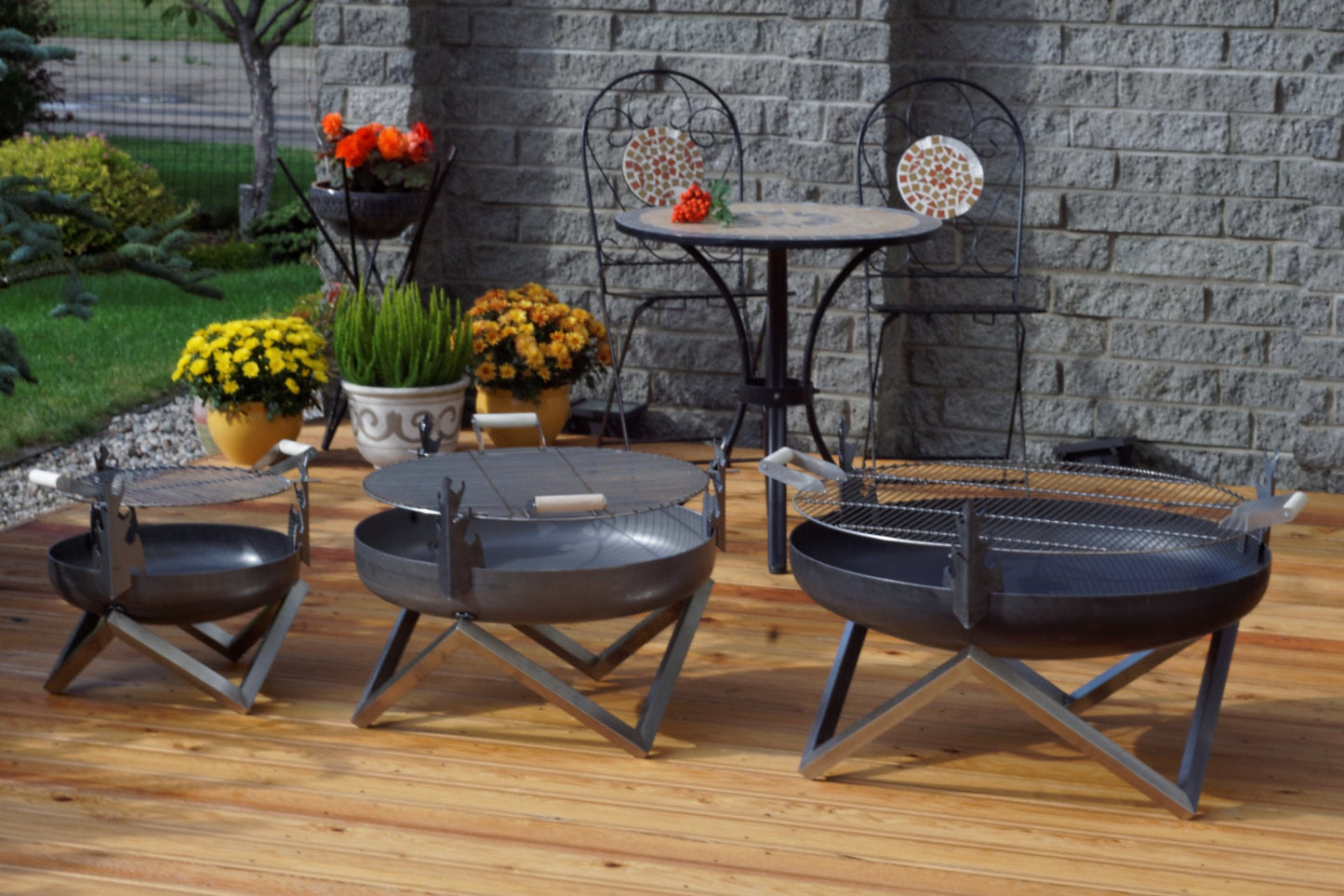 Yanartas bålpanne laget av 3,2 mm stål. Beina - rustfritt stål. Størrelse S, M, L (45, 63, 79 cm).