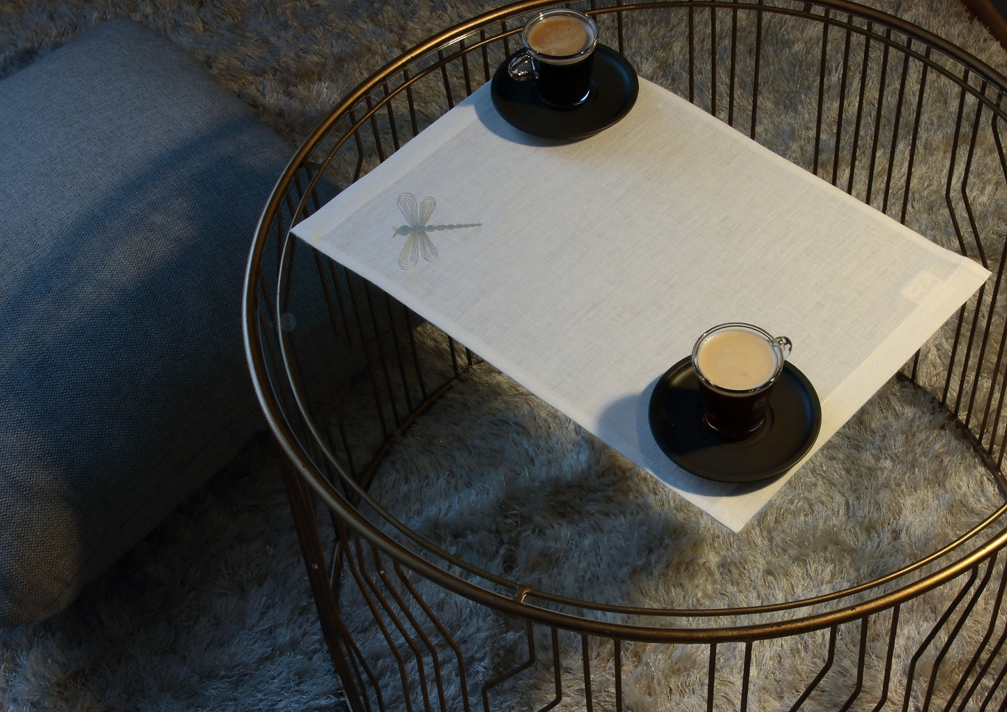 100 % lin bordbrikke i hvit farge med fjellibelle