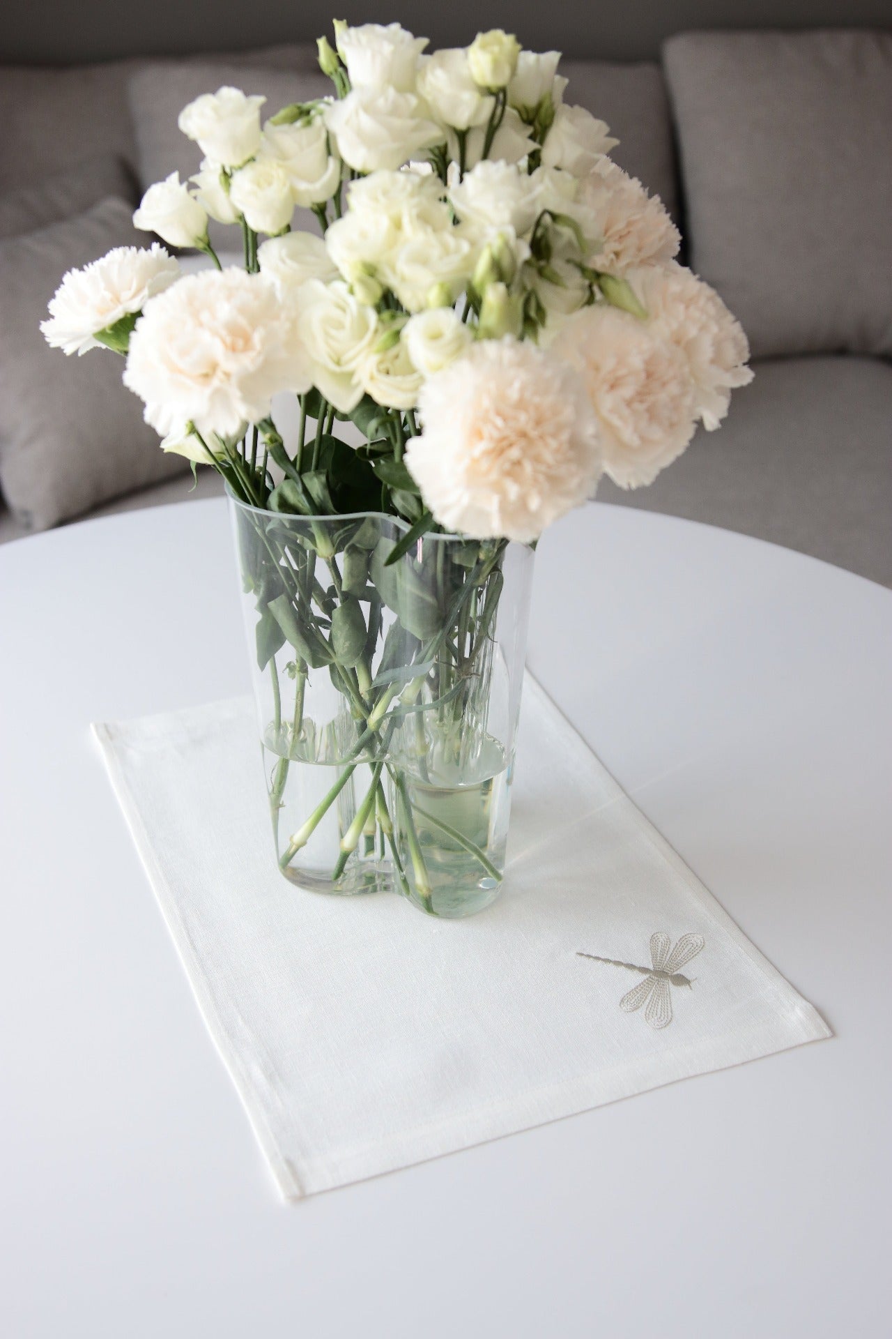 100 % lin bordbrikke i hvit farge med fjellibelle