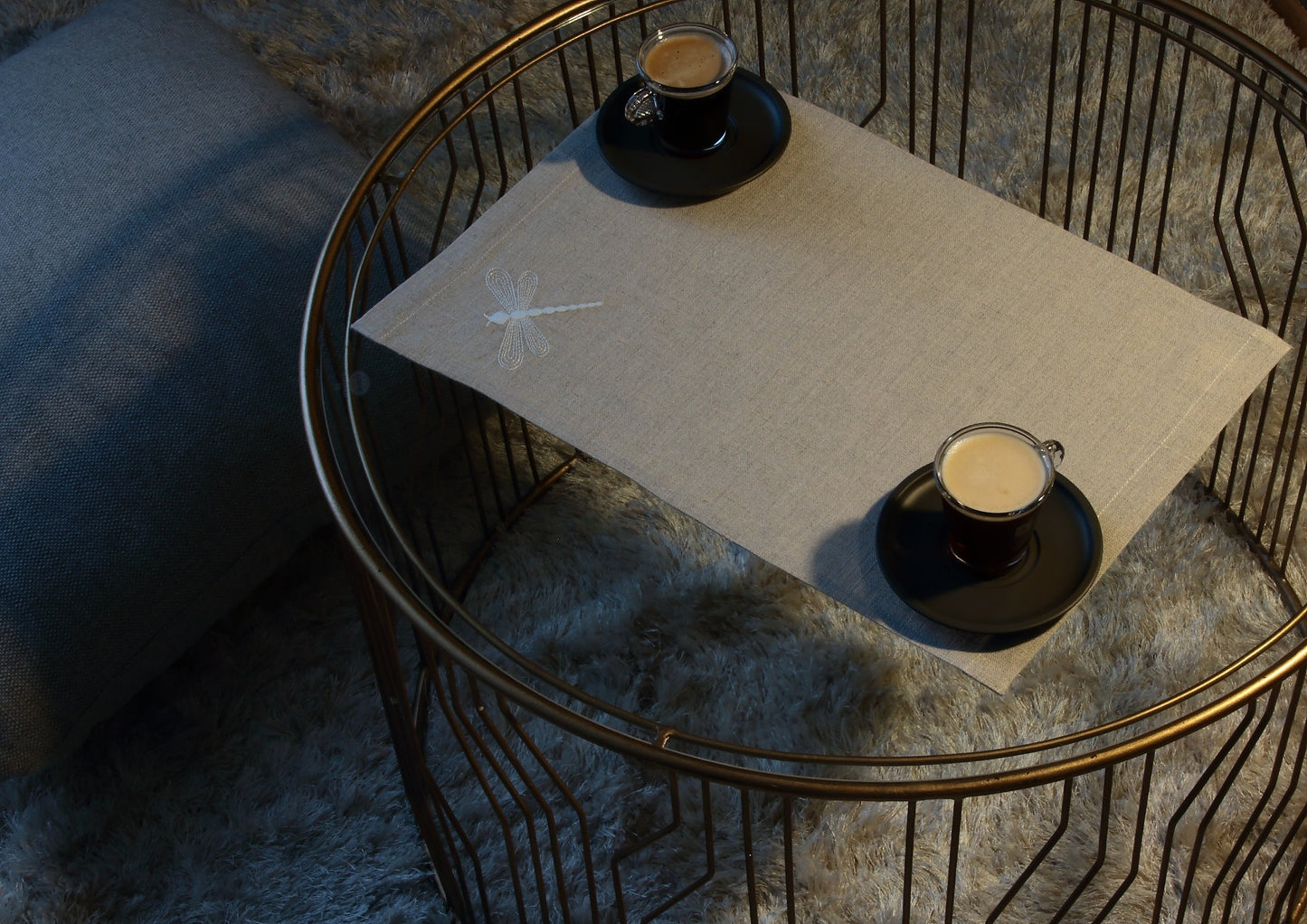 100 % lin bordbrikke i grå farge med fjellibelle