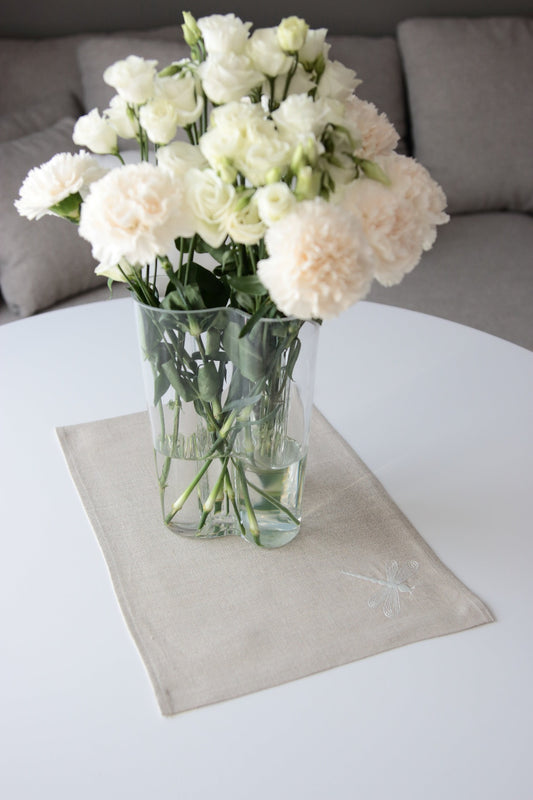 100 % lin bordbrikke i grå farge med fjellibelle