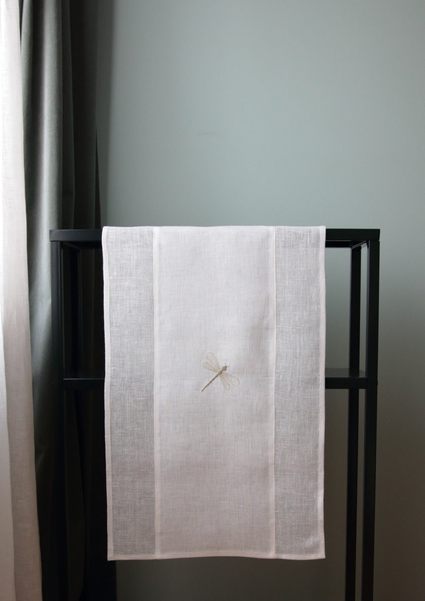 100 % lin bordløper i hvit farge med fjellibelle