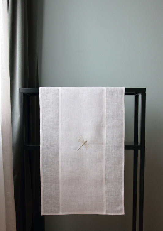 100 % lin bordløper i hvit farge med fjellibelle