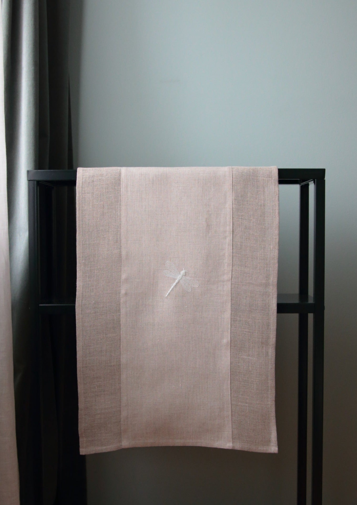 100 % lin bordløper i grå farge med fjellibelle