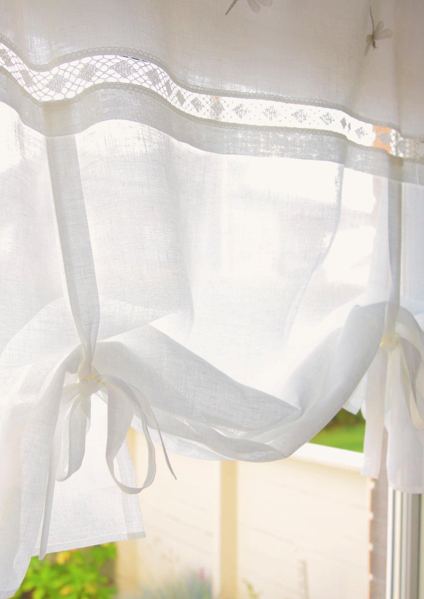 100 % lin liftgardin i hvit farge med fjellibelle