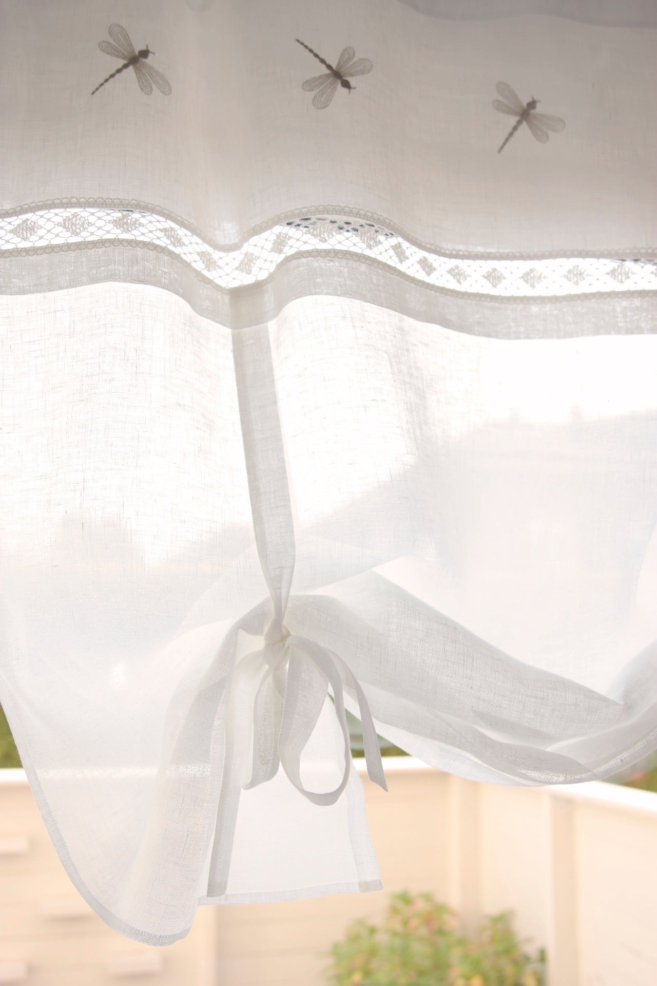 100 % lin liftgardin i hvit farge med fjellibelle