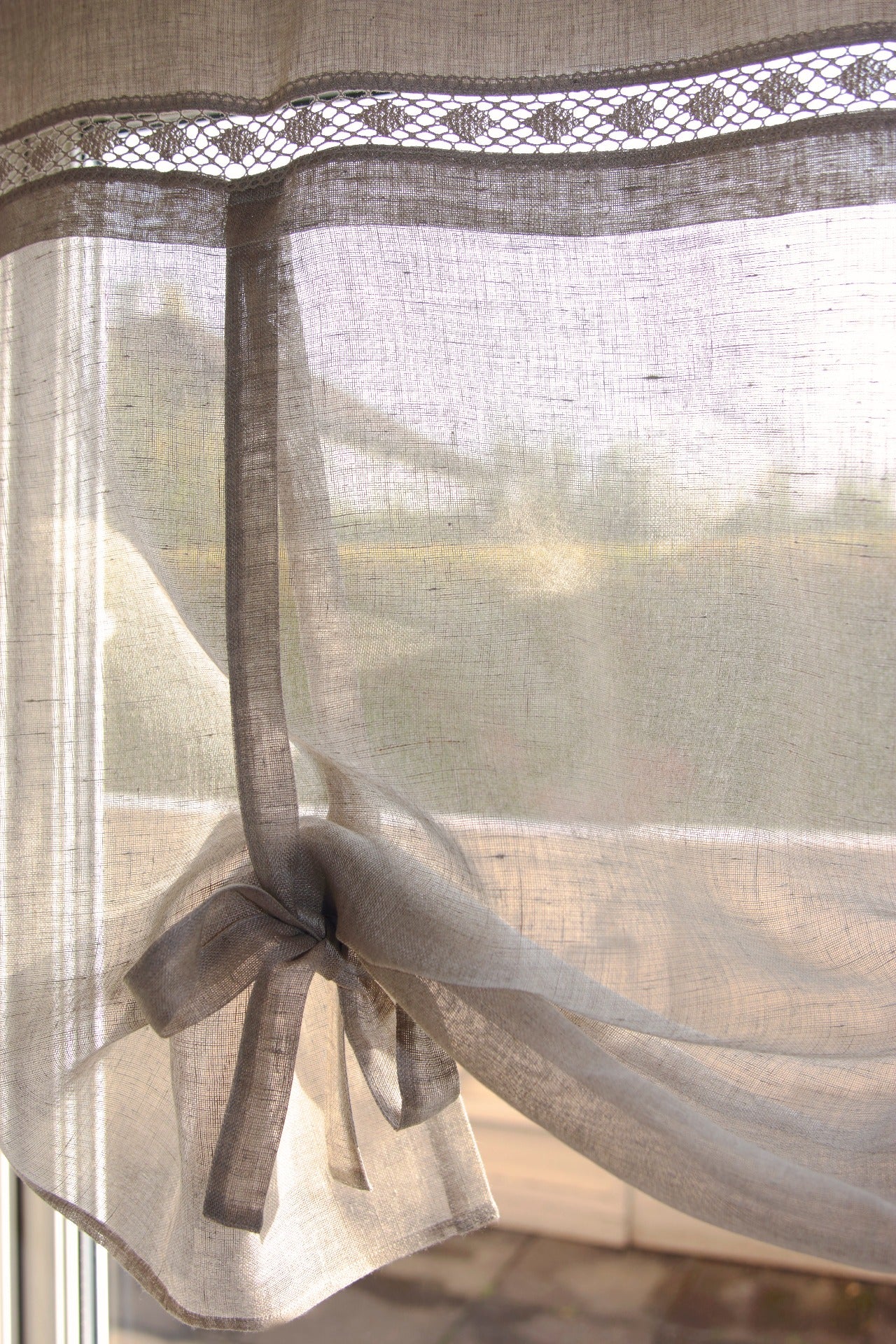 100 % lin liftgardin i grå farge med fjellibelle