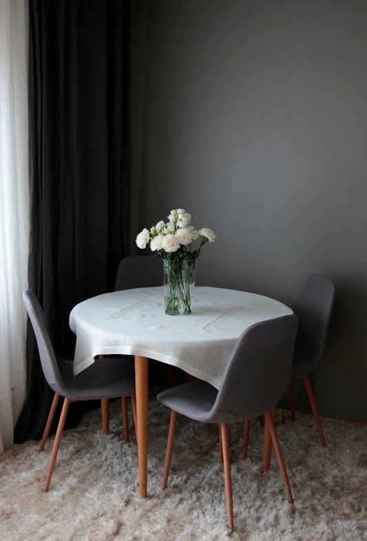 Lnduk i hvit farge med broderte fjellibeller