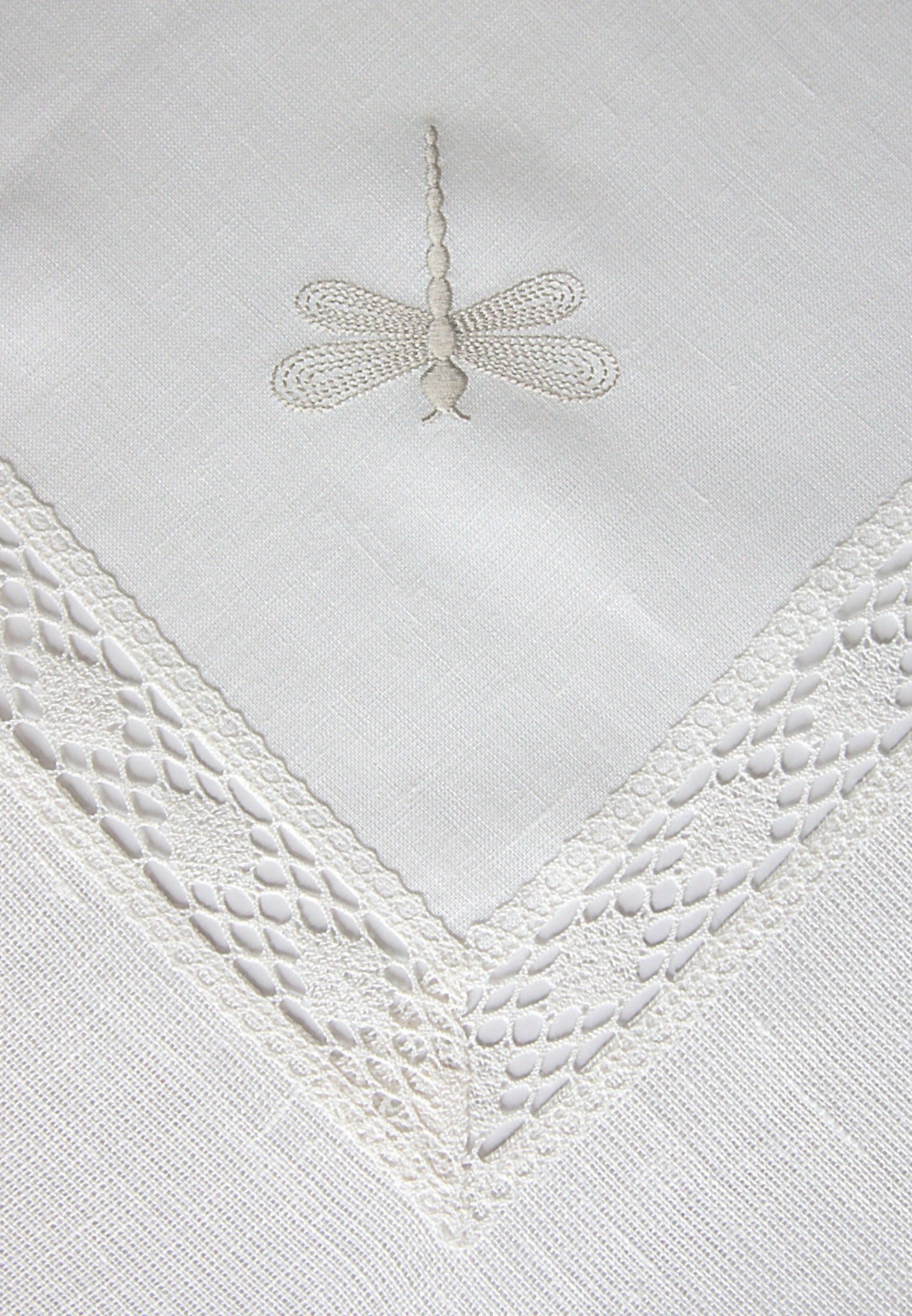 Lnduk i hvit farge med broderte fjellibeller
