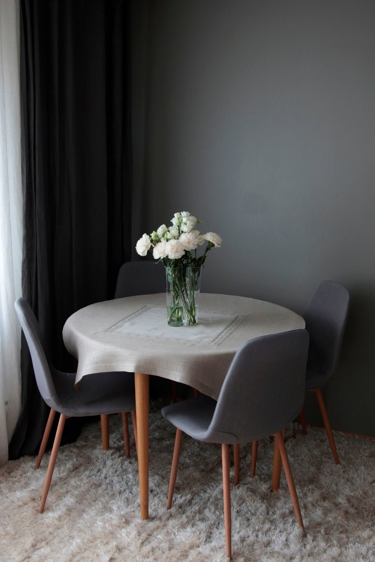 Lnduk i grå farge med broderte fjellibeller