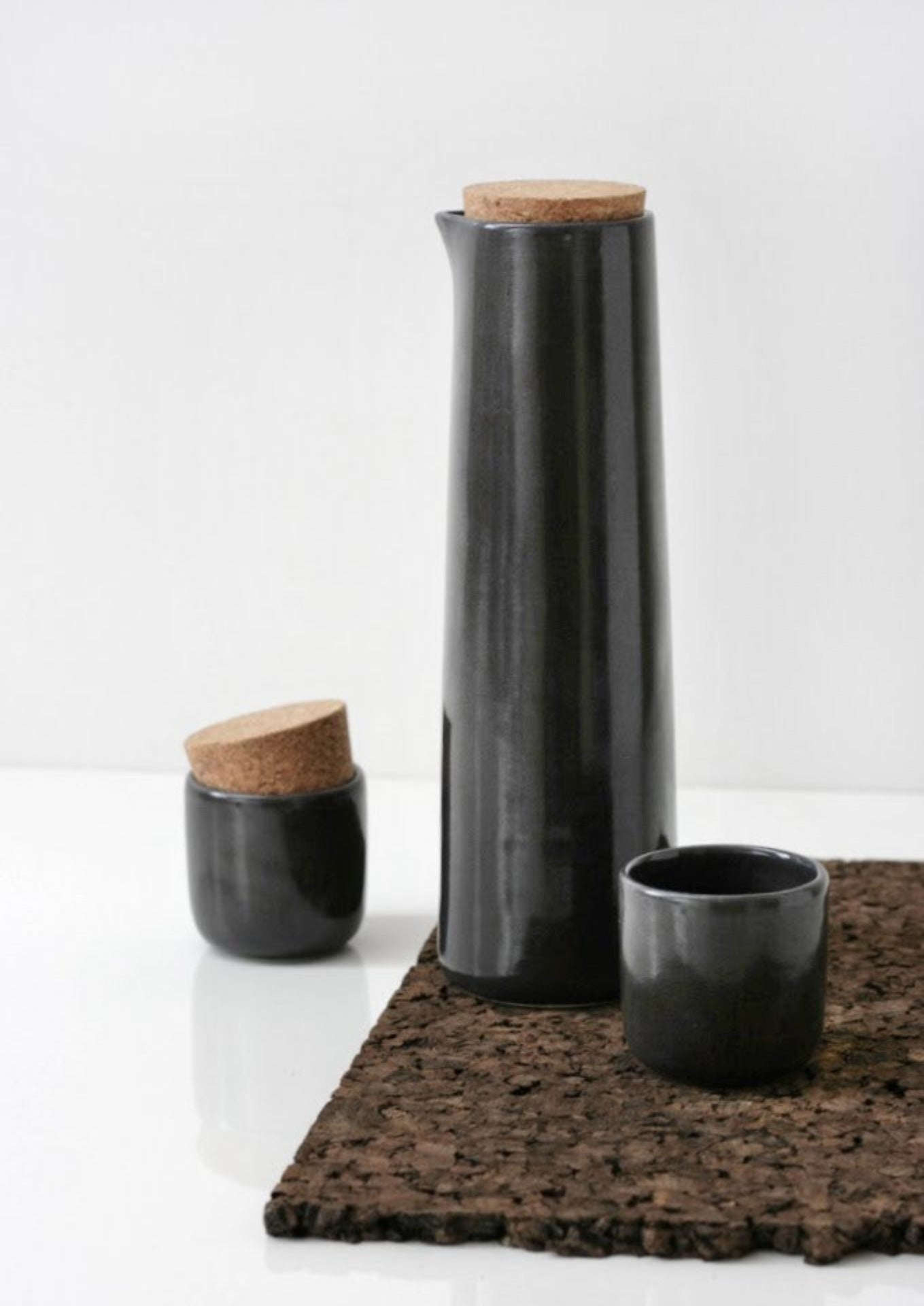 FUGL karaffel med 2 kopper (svart)