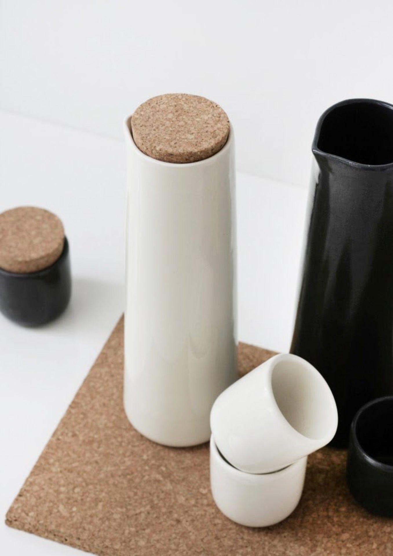 FUGL karaffel med 2 kopper (svart og hvit)