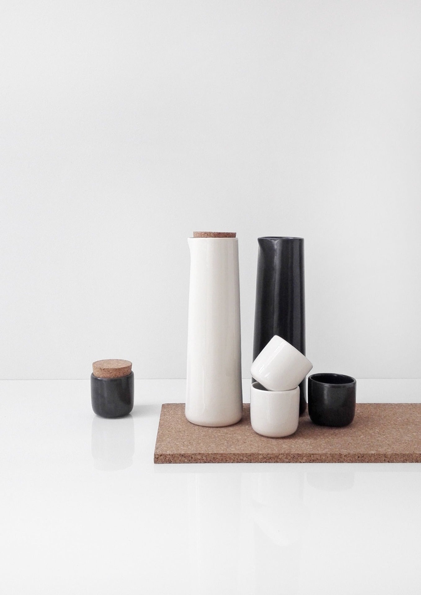 FUGL karaffel med 2 kopper (svart og hvit)