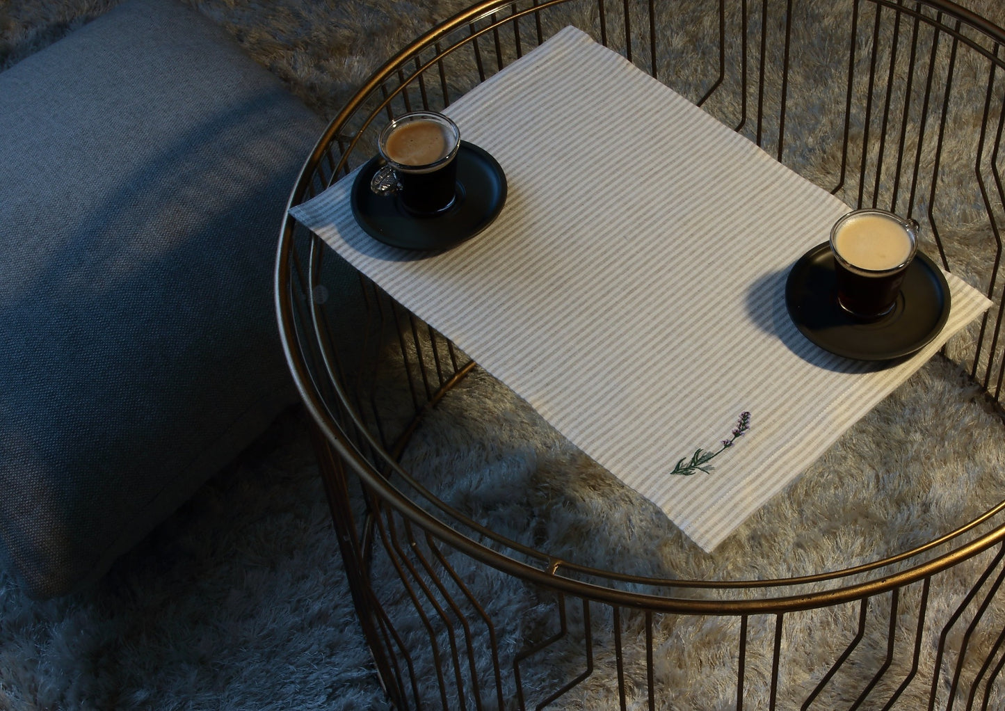 LAVENDEL bordbrikke i stripete mønster og broderte lavendler (hvit)