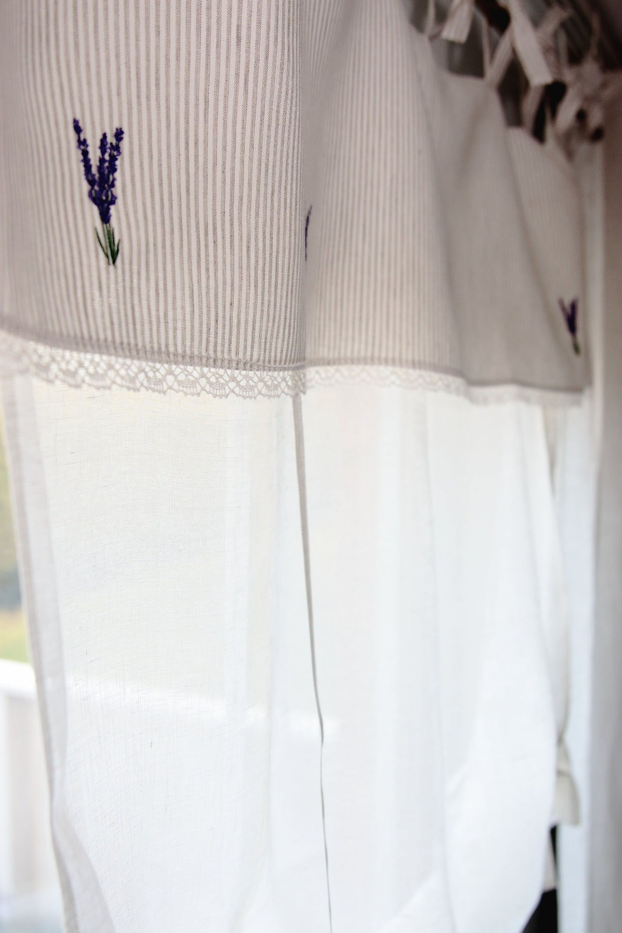 LAVENDEL stripete liftgardin med broderte lavendler (hvit)