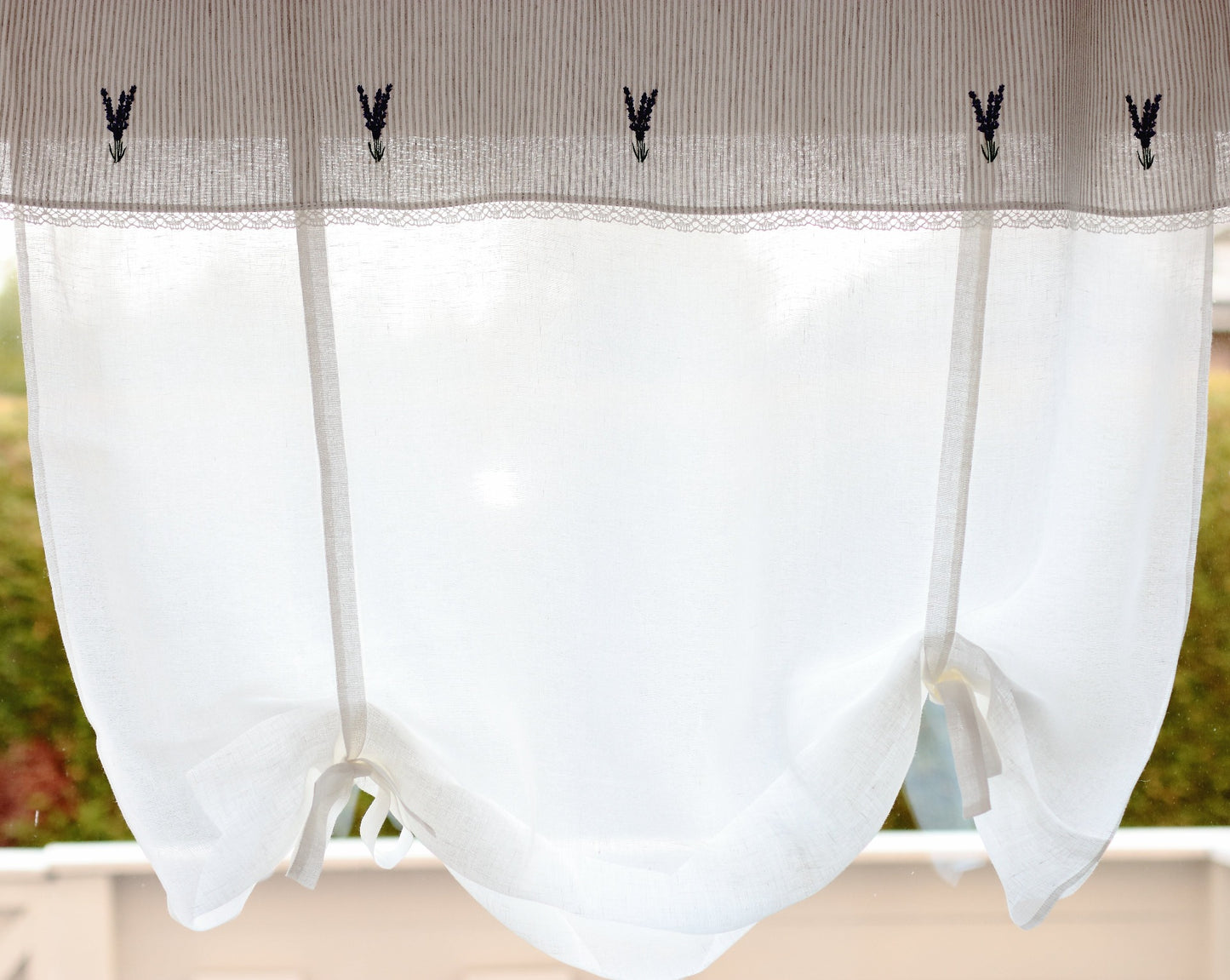 LAVENDEL stripete liftgardin med broderte lavendler (hvit)