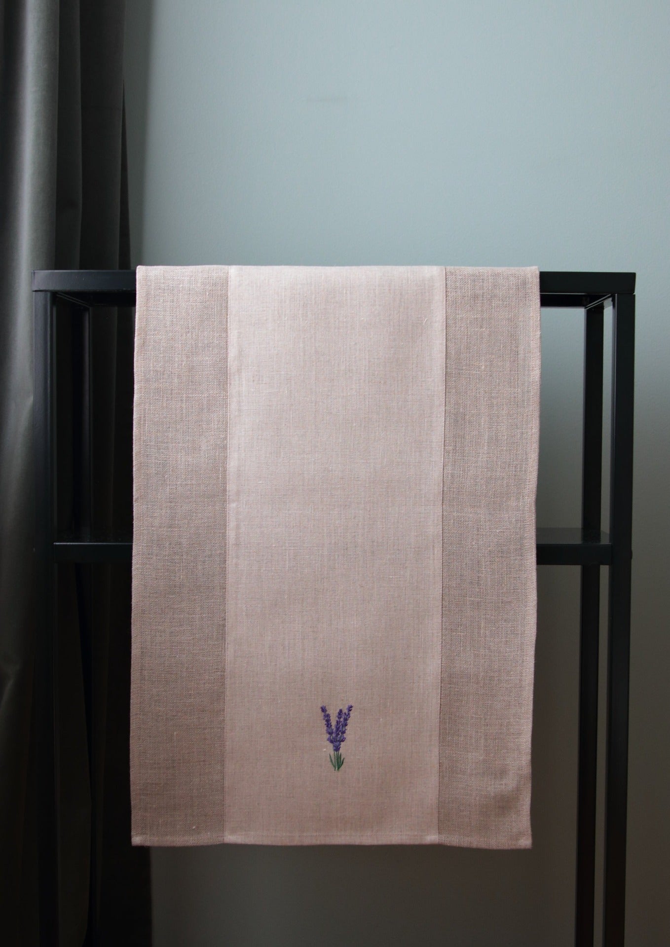 LAVENDEL bordløper med broderte lavendler (naturlig)