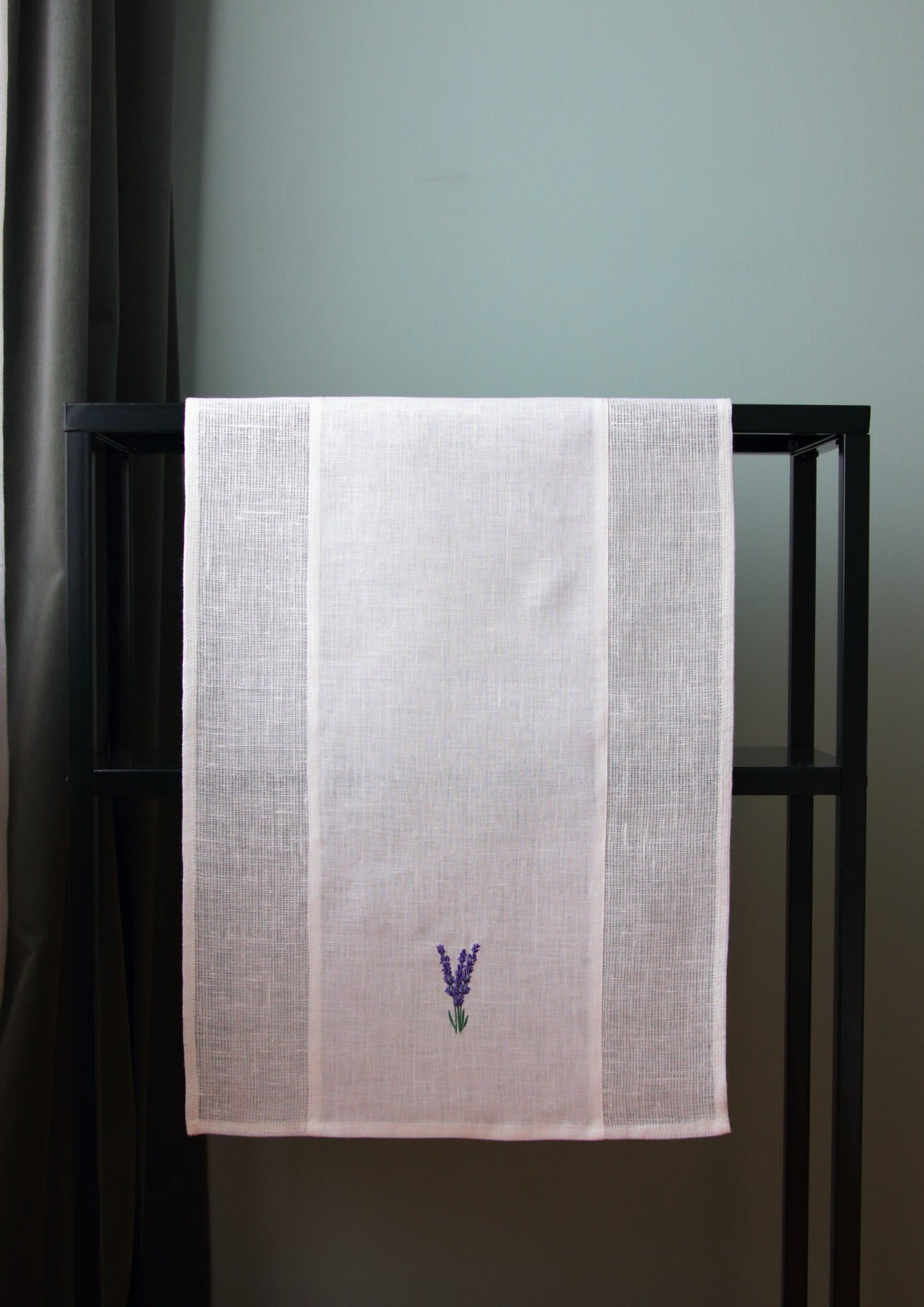 LAVENDEL bordløper med broderte lavendler (hvit)