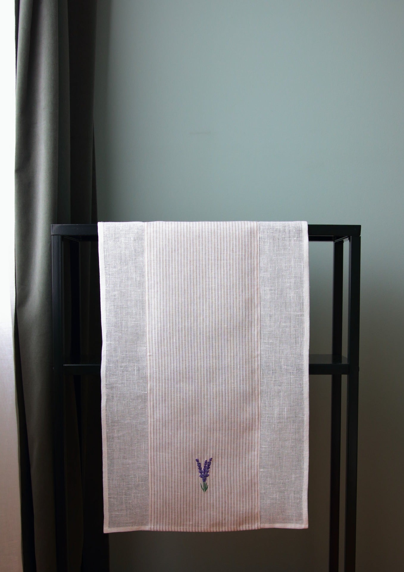 LAVENDEL stripete bordløper med broderte lavendler (hvit)