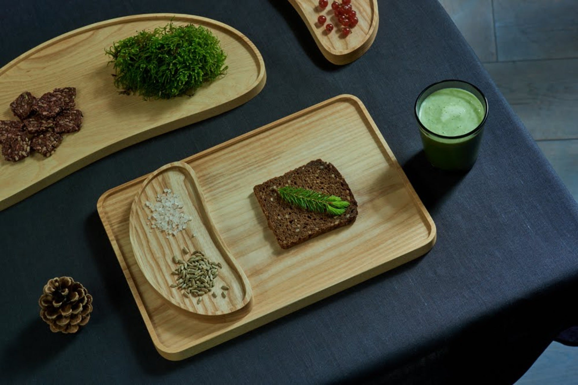 PLAZA firkant serveringsbrett i asketre impregnert med en blanding av voks og oljer.