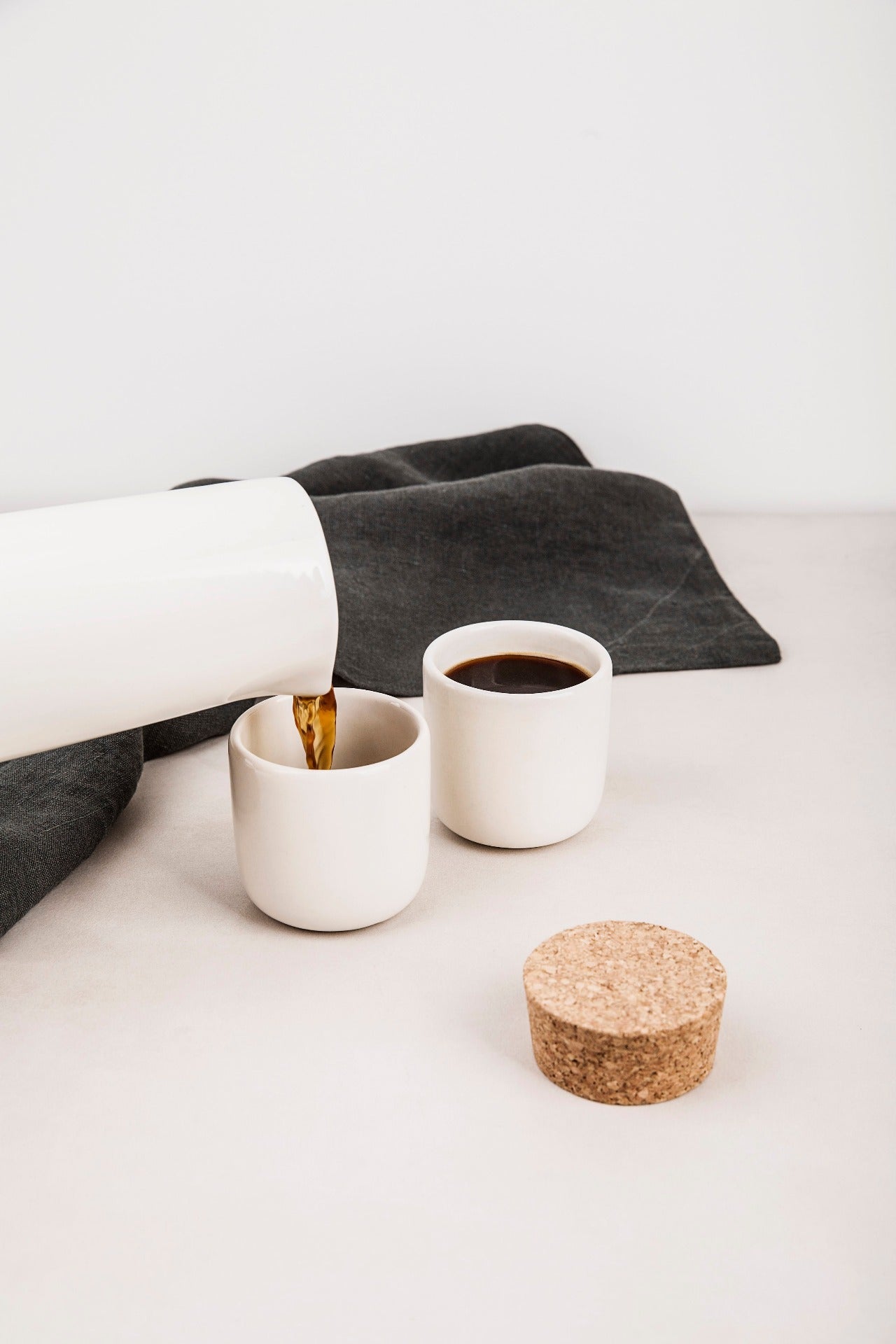 FUGL karaffel med 2 kopper (hvit)