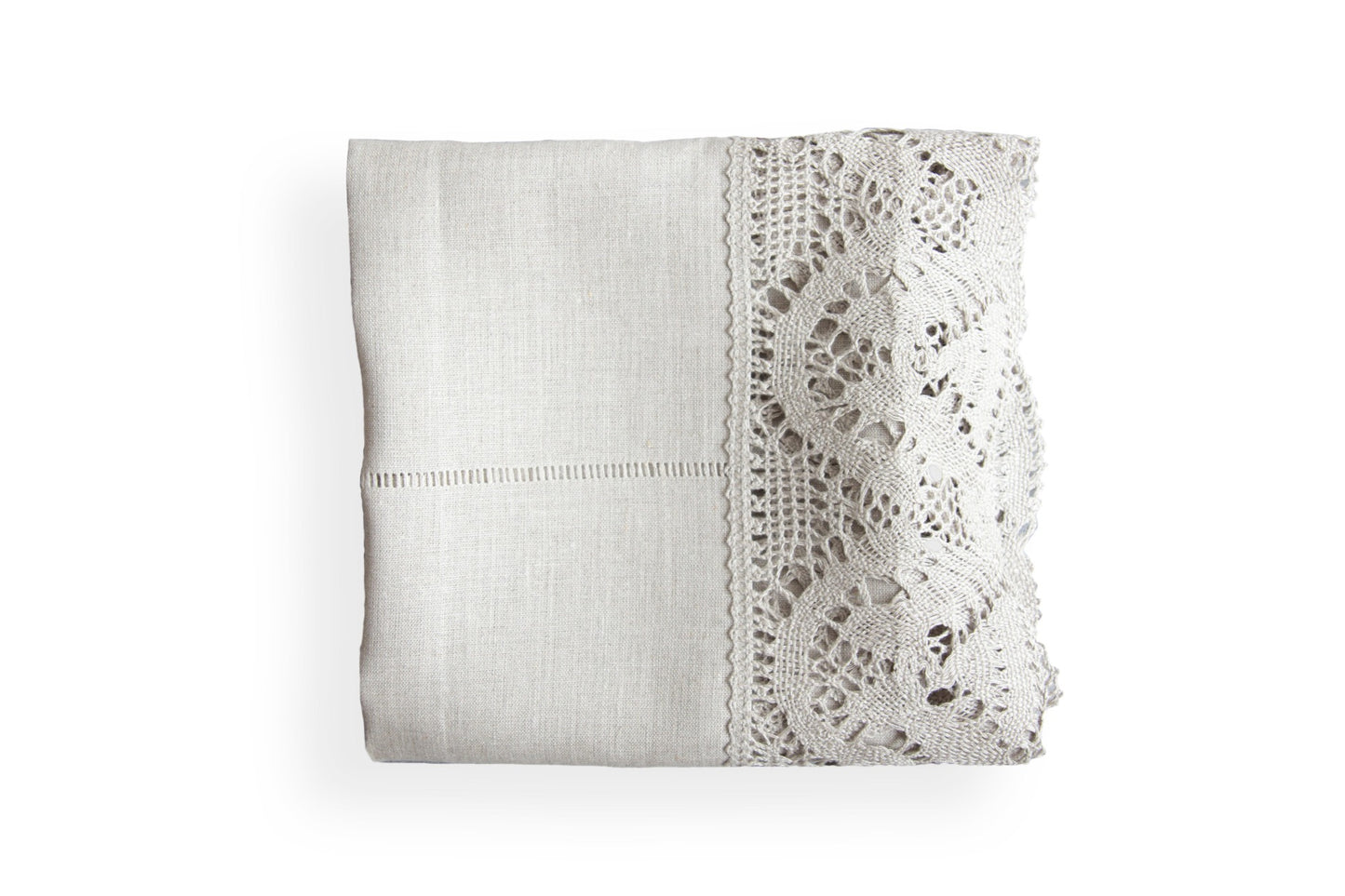 Pen tradisjonell og unik linduk av naturlig lin med et bredt lag (13 cm). LENGDE 100 cm; BREDDE 100 cm.