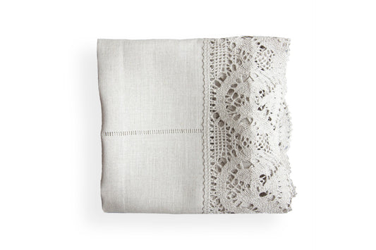 Pen tradisjonell og unik linduk av naturlig lin med et bredt lag (13 cm). LENGDE 100 cm; BREDDE 100 cm.