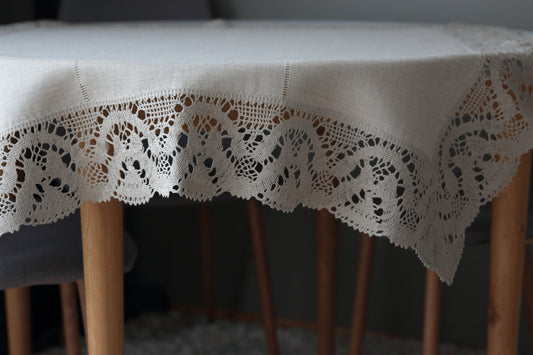 Pen tradisjonell og unik linduk av naturlig lin med et bredt lag (13 cm). LENGDE 100 cm; BREDDE 100 cm.