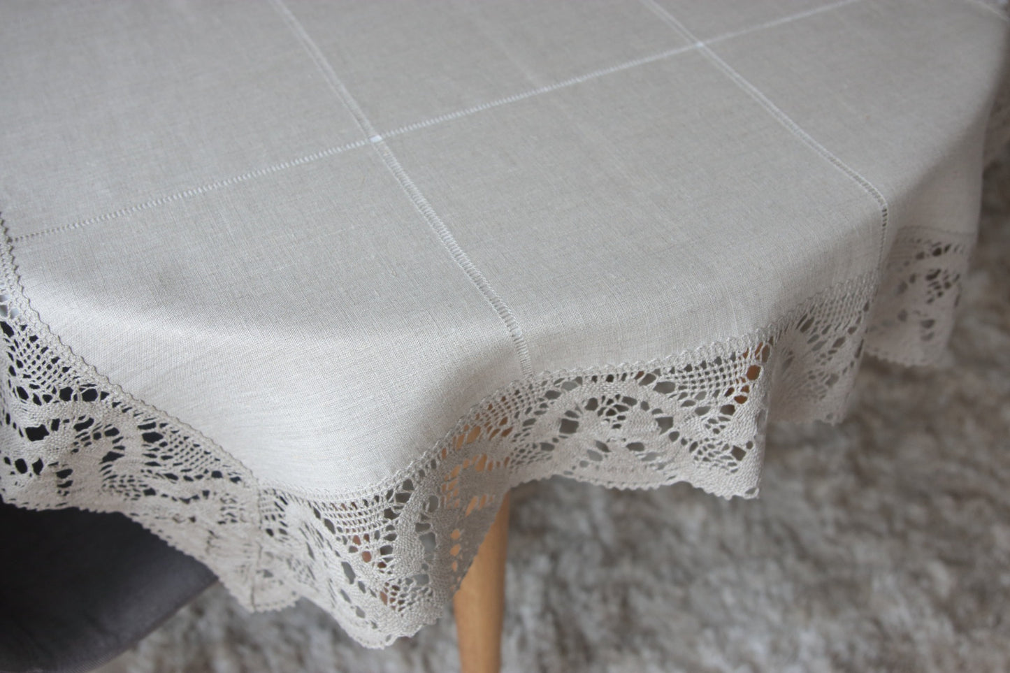 Pen tradisjonell og unik linduk av naturlig lin med et bredt lag (13 cm). LENGDE 100 cm; BREDDE 100 cm.