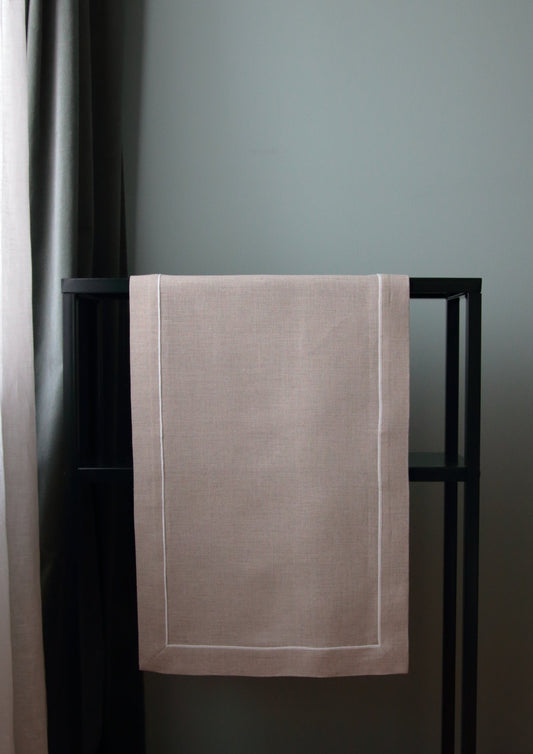 RAMME bordløper i naturlig linfarge med en tynn hvit ramme