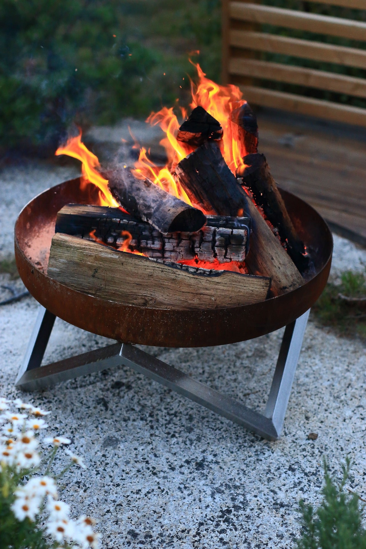 Yanartas bålpanne laget av 3,2 mm stål. Beina - rustfritt stål. Størrelse M (63 cm).