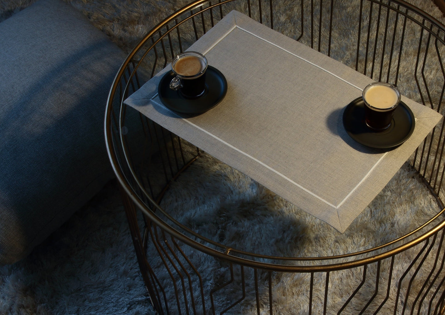 RAMME bordbrikke i naturlig linfarge med en tynn hvit ramme